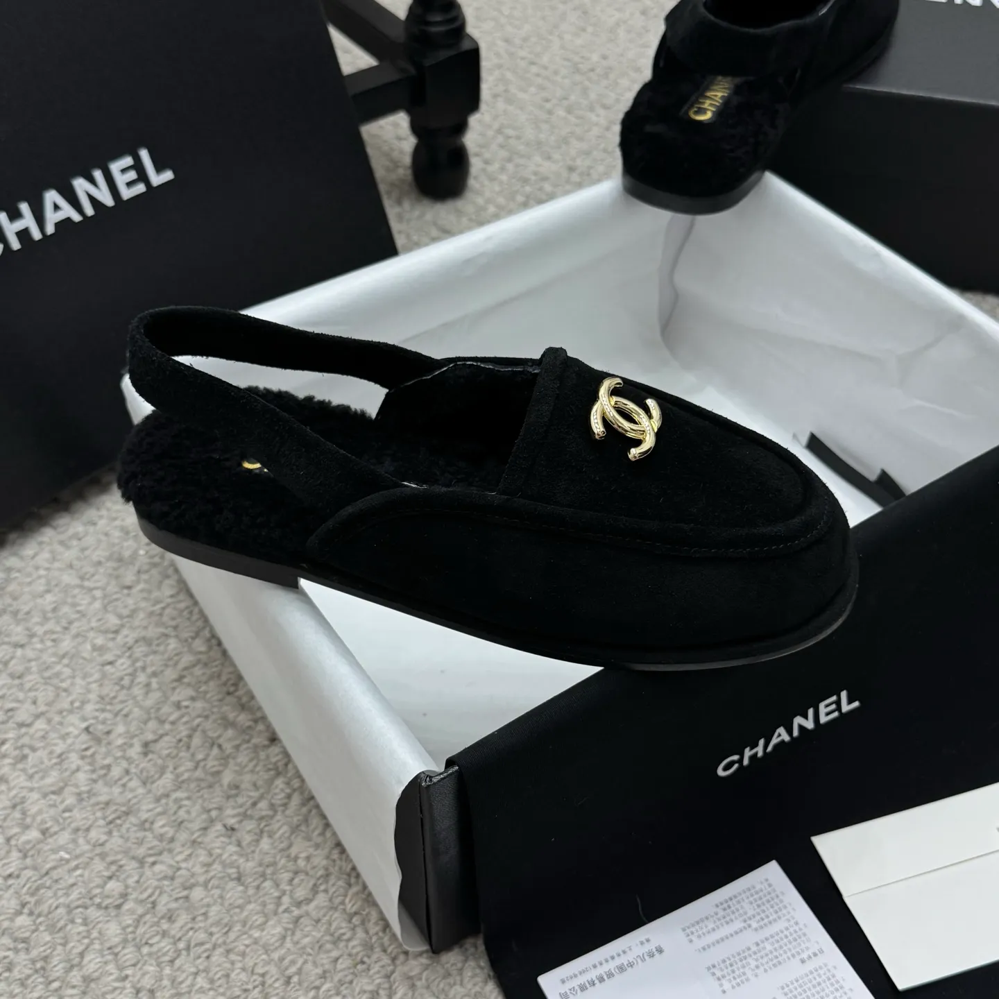 👟👟Ex-factory price 600👟👟 Classic model 🇨🇳ChaneL 25K Teddy fur loafers Simple and high-end design, super versatile! Double C logo embellishment! Imported suede has the texture of natural animal leather visible to the naked eye! The top version is stress-free when entering and exiting the cabinet. It has a bookish texture on the feet and feels great on the feet. Versatile item. ✅Upper: Customized imported suede. ✅Inner lining: imported lamb wool. ✅Outsole: imported genuine leather. ✅Size: 35-40. ✅Comes with a full set of packaging.